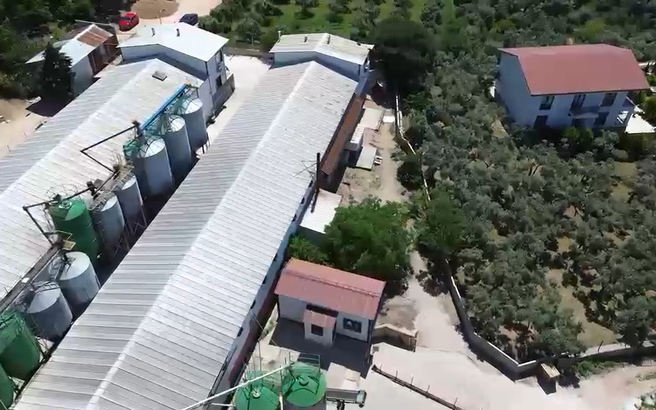 Kümeslerin yanındaki yem siloları, havadan